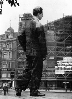 Sasha Stone: Erwin Piscator vor seinem Theater am Berliner Nollendorfplatz, Fotomontage, 1927 